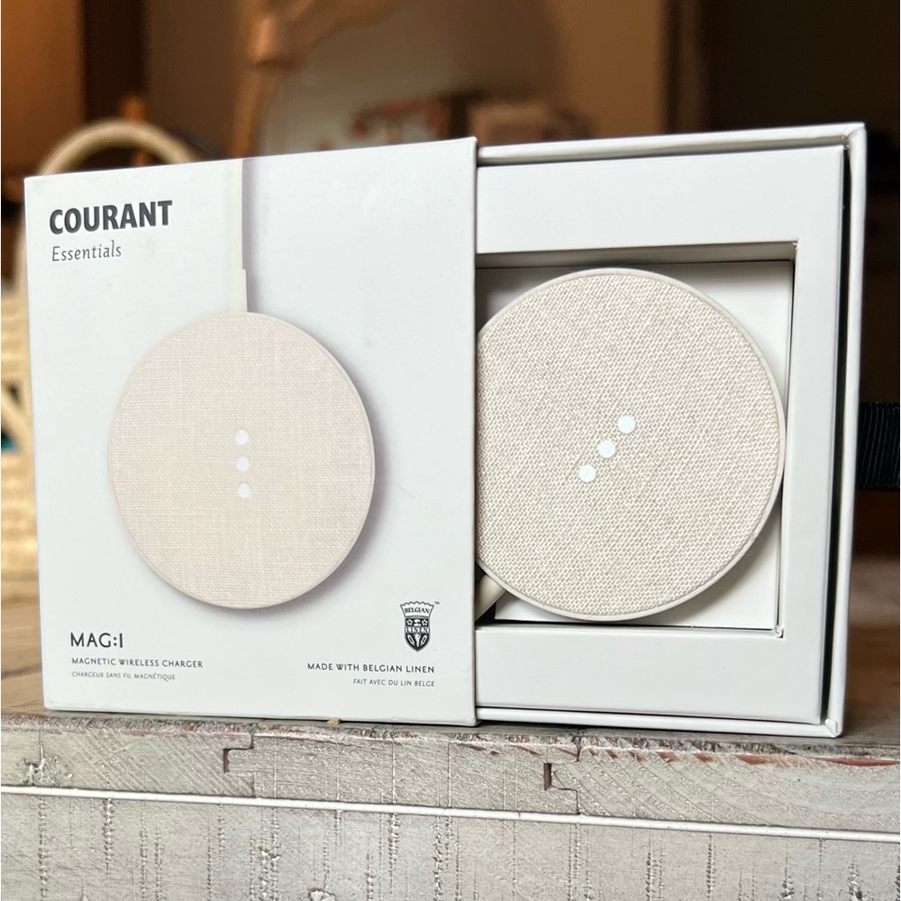 Courant MAG:1 Magnetic Charger for Phones with Charging Base